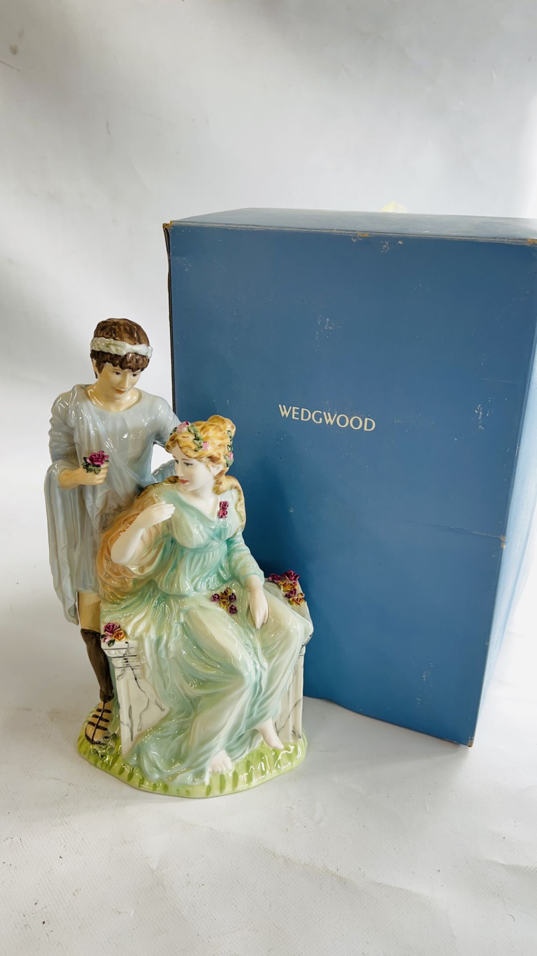 A WEDGWOOD LIMITED EDITION 920/3000 FIGURINE THE CLASSICAL COLLECTION "ADORATION" BOXED WITH - Bild 7 aus 7