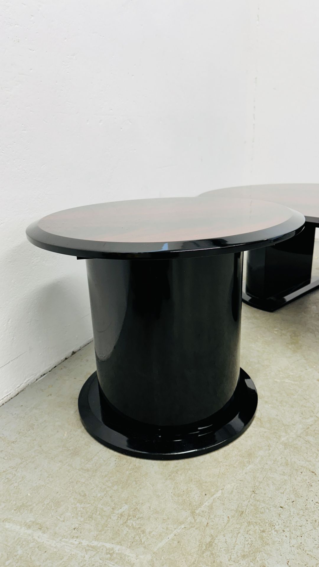 3 MATCHING DESIGN HIGH GLOSS MAHOGANY FINISH COFFEE TABLES INCLUDING A PAIR OF CIRCULAR AND 1 OVAL. - Image 5 of 16