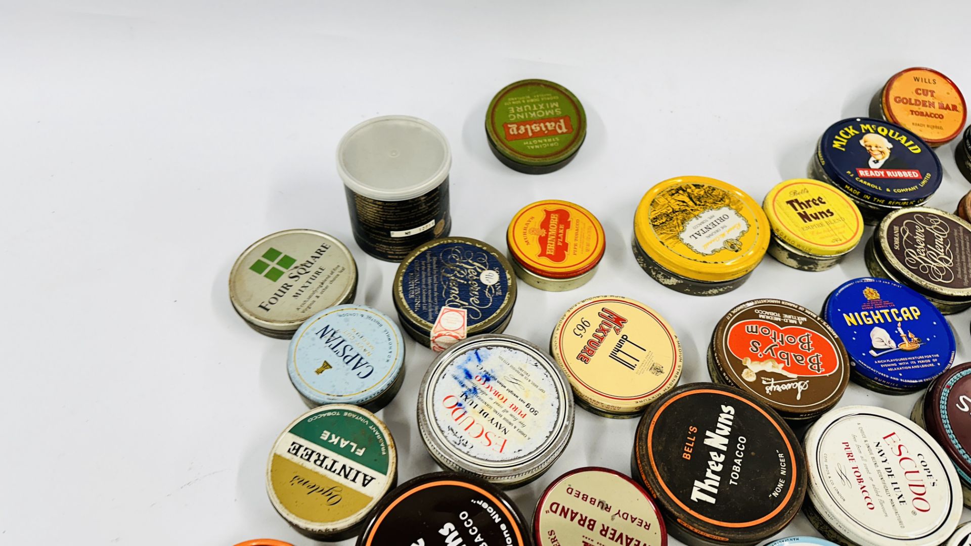 A BOX CONTAINING AN EXTENSIVE COLLECTION OF ASSORTED EMPTY VINTAGE ROUND TOBACCO TINS TO INCLUDE - Image 10 of 10