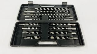 A CASED SET OF 15PC COMBINATION AUGER DRILL BITS.