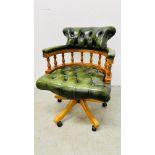 MODERN BOTTLE GREEN BUTTON BACK CAPTAIN'S STYLE REVOLVING OFFICE CHAIR WITH SPINDLE SUPPORTS.