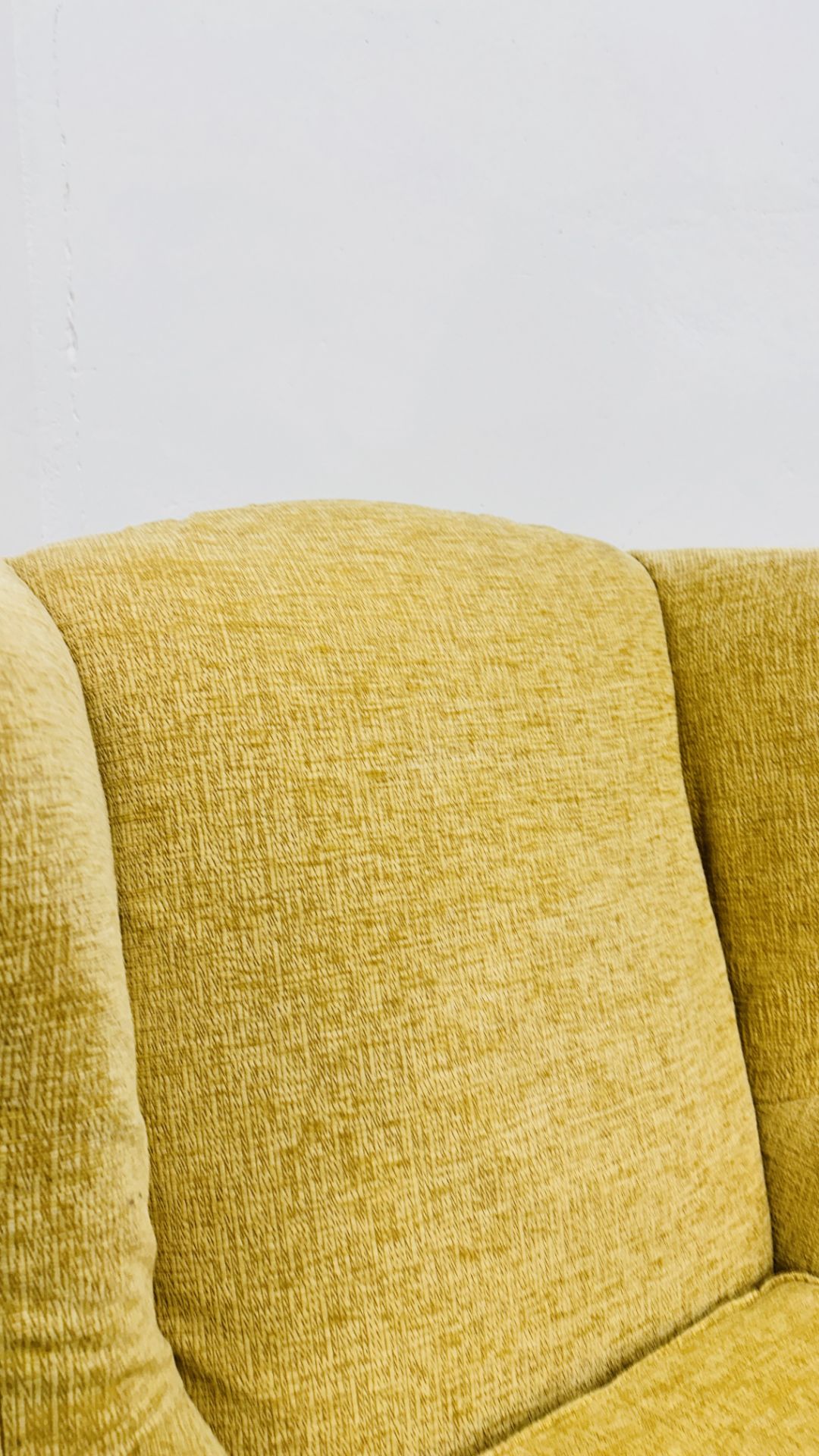 A GOOD QUALITY MODERN PRIMROSE UPHOLSTERED WINGBACK EASY CHAIR. - Bild 11 aus 11