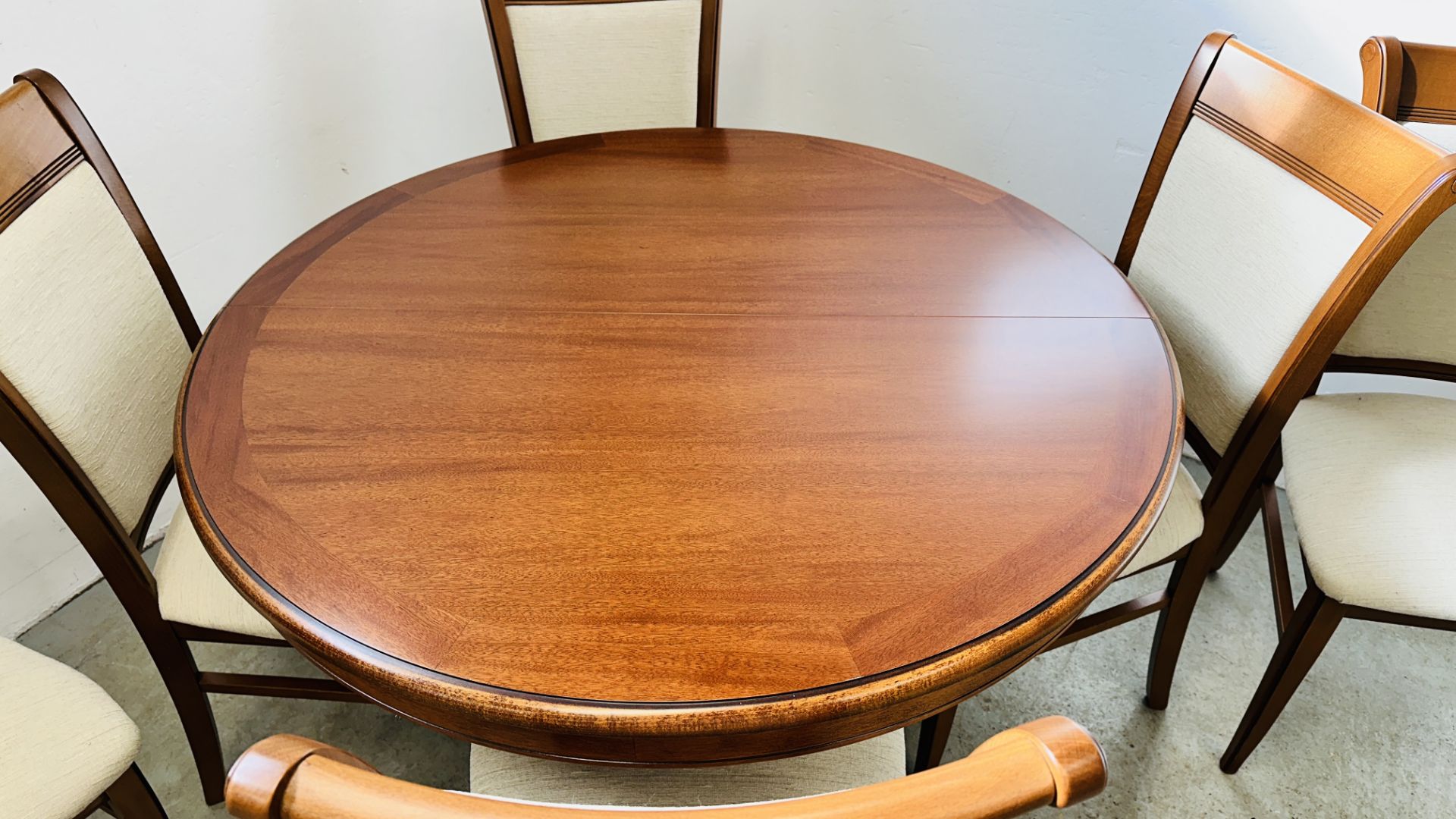 A GOOD QUALITY G PLAN CHERRY WOOD FINISH CIRCULAR EXTENDING DINING TABLE COMPLETE WITH 6 MATCHING - Image 4 of 14