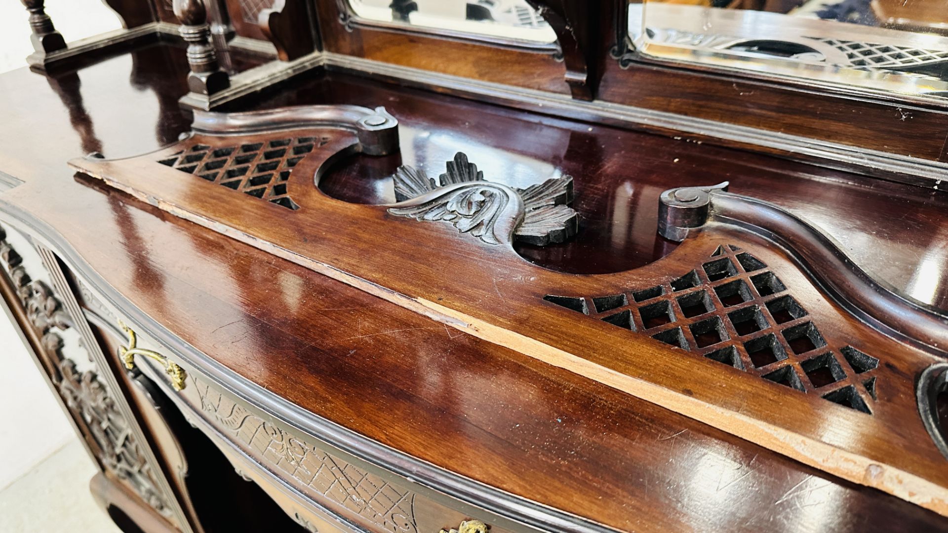 AN ORNATE VICTORIAN MAHOGANY MIRROR BACK DRESSER A/F CONDITION, W 138CM X D 40CM X H 232CM. - Bild 8 aus 15