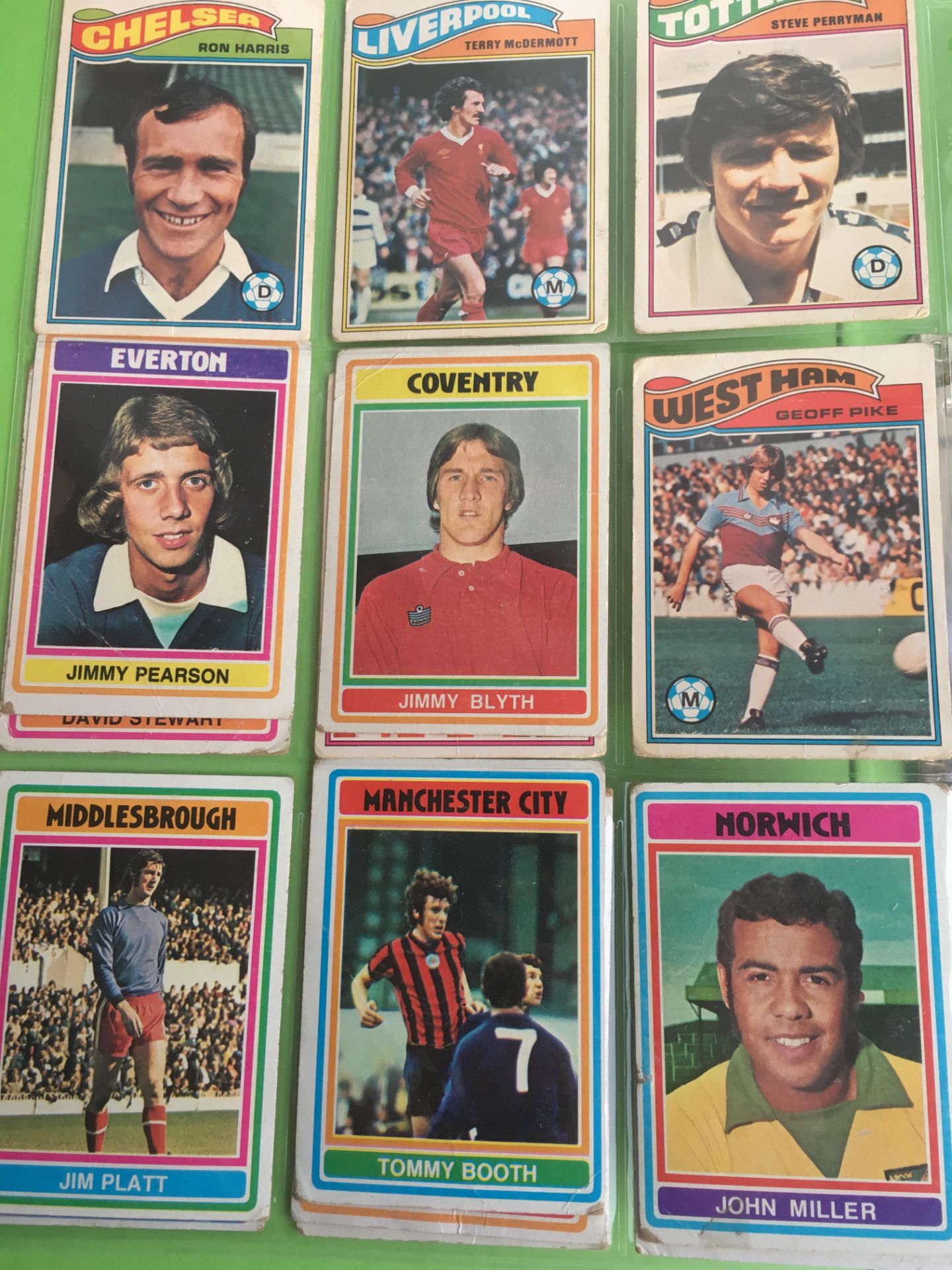 TRADING CARDS: TUB WITH VARIOUS IN ABOUT TEN FOLDERS, FOOTBALL WITH TOPPS MATCH ATTAX, PRO-SET, - Image 13 of 21
