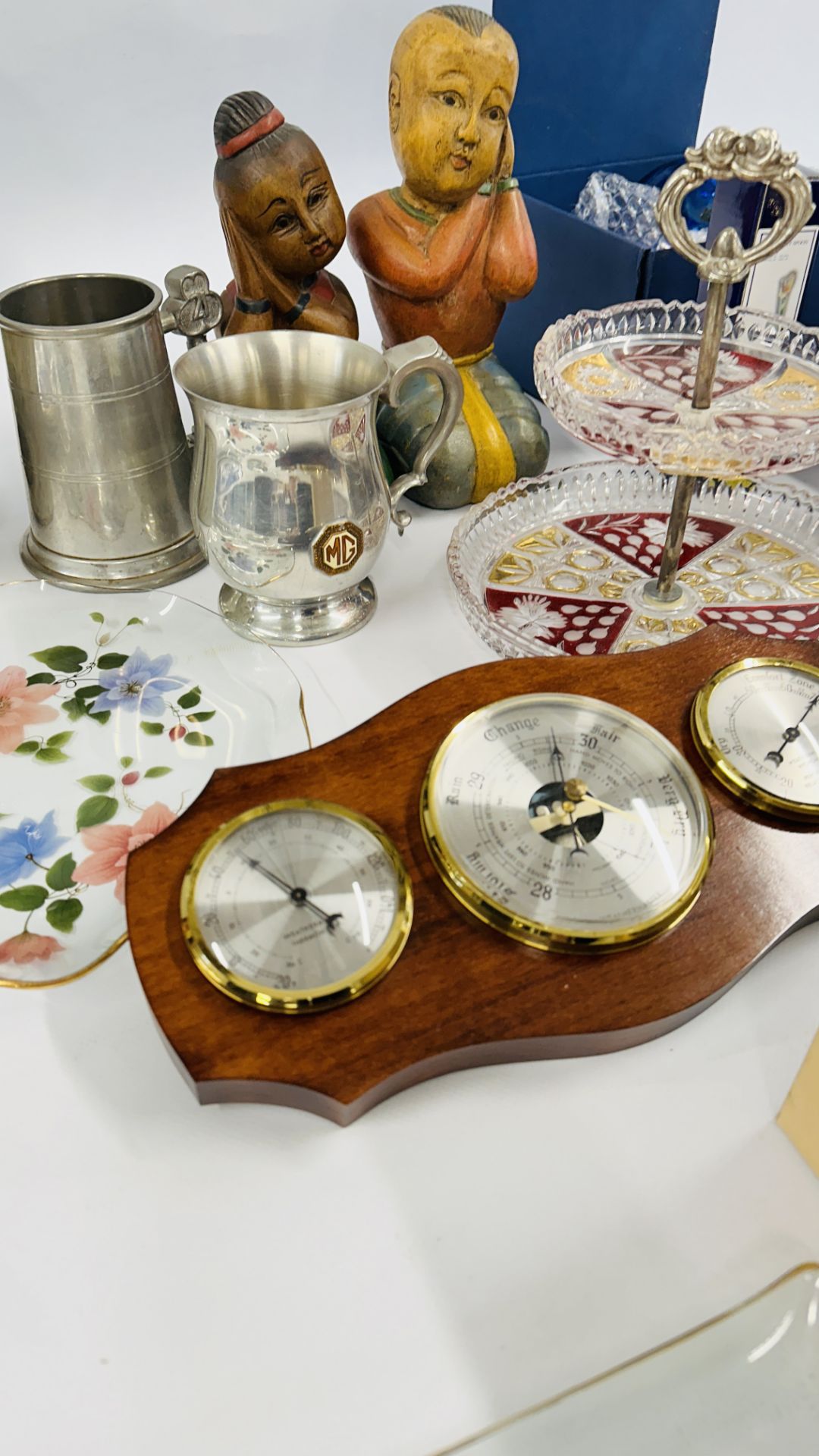 A GROUP OF ORNAMENTS AND COLLECTIBLE ITEMS TO INCLUDE STUDIO POTTERY FLASK, WOODEN ORNAMENTS, BRASS, - Image 7 of 19