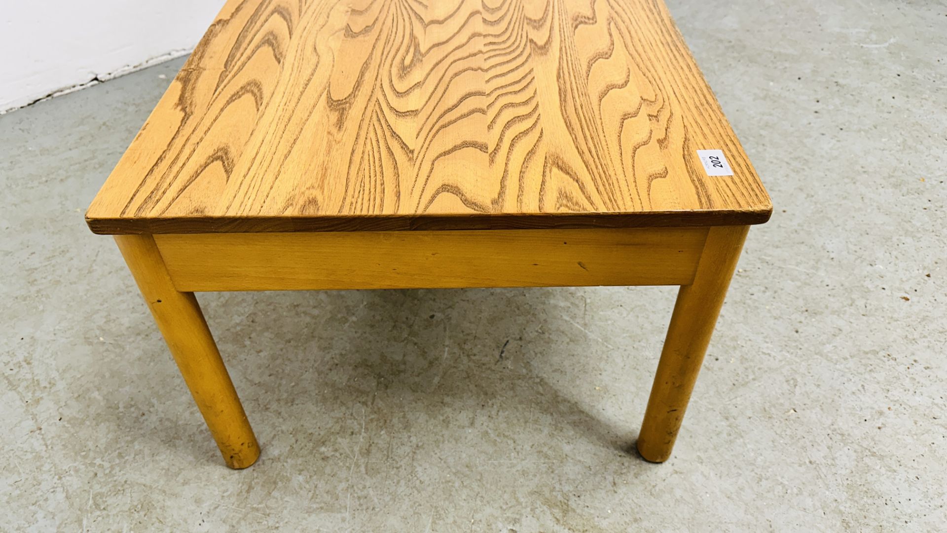 ERCOL RECTANGULAR BEECH & ELM COFFEE TABLE DESIGN NUMBER 788 - W 108CM X D 55CM X H 38CM. - Bild 2 aus 10