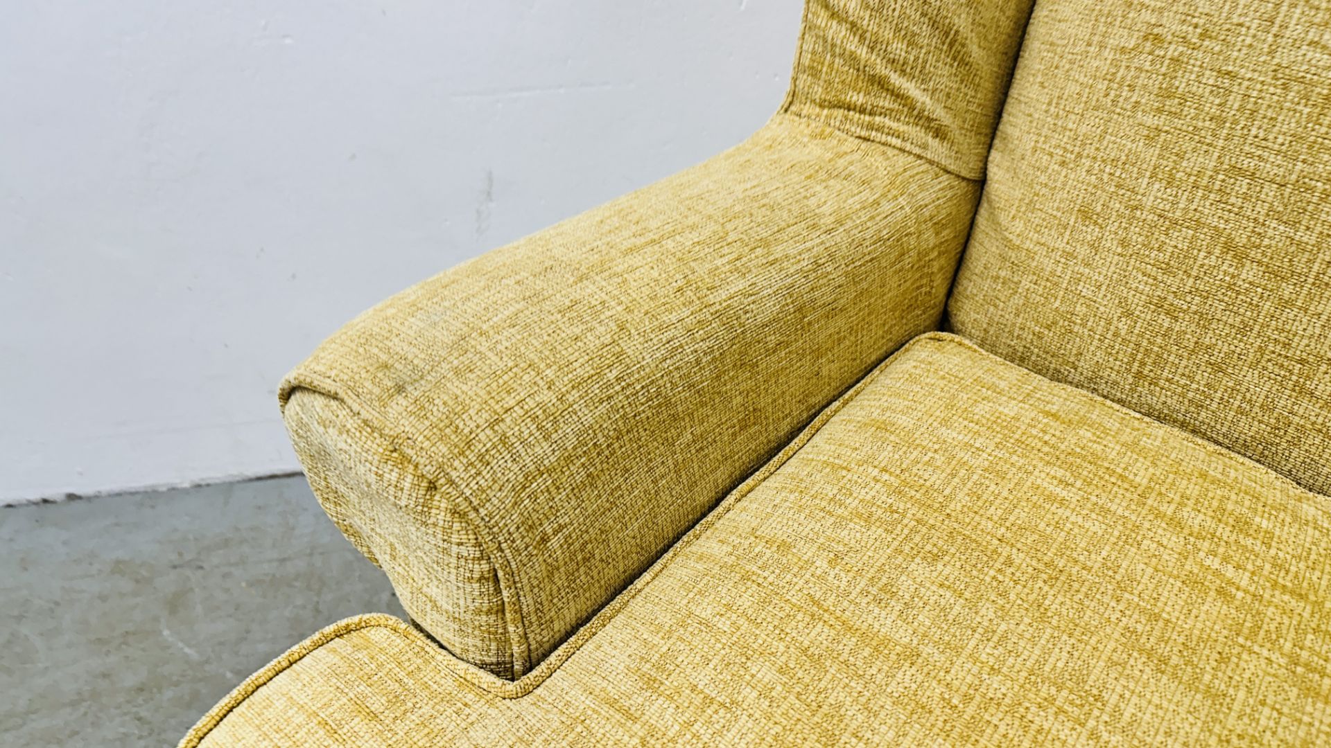 A GOOD QUALITY MODERN PRIMROSE UPHOLSTERED WINGBACK EASY CHAIR. - Bild 6 aus 11