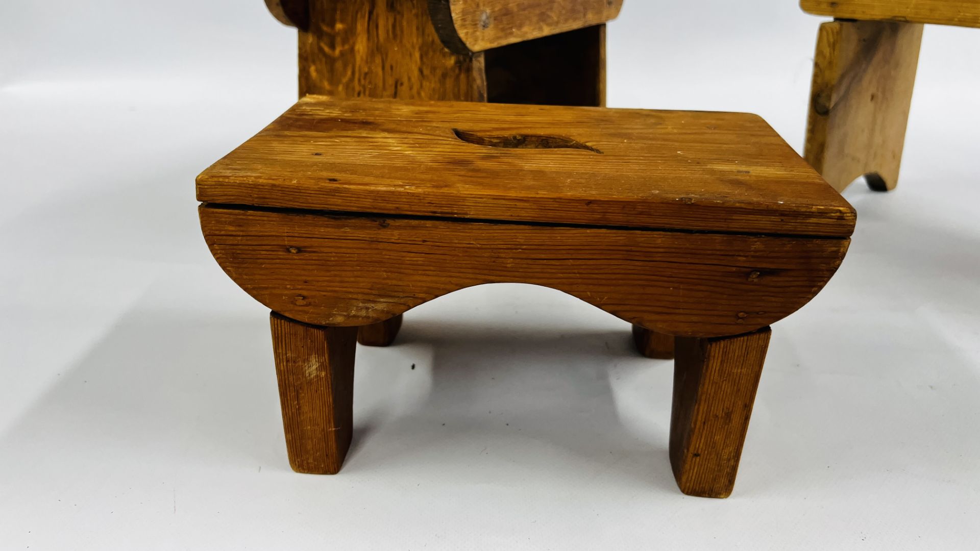 A GROUP OF 3 VINTAGE LOW/MILKING STOOLS TO INCLUDE A SOLID OAK EXAMPLE (VARIOUS SIZES). - Image 5 of 10