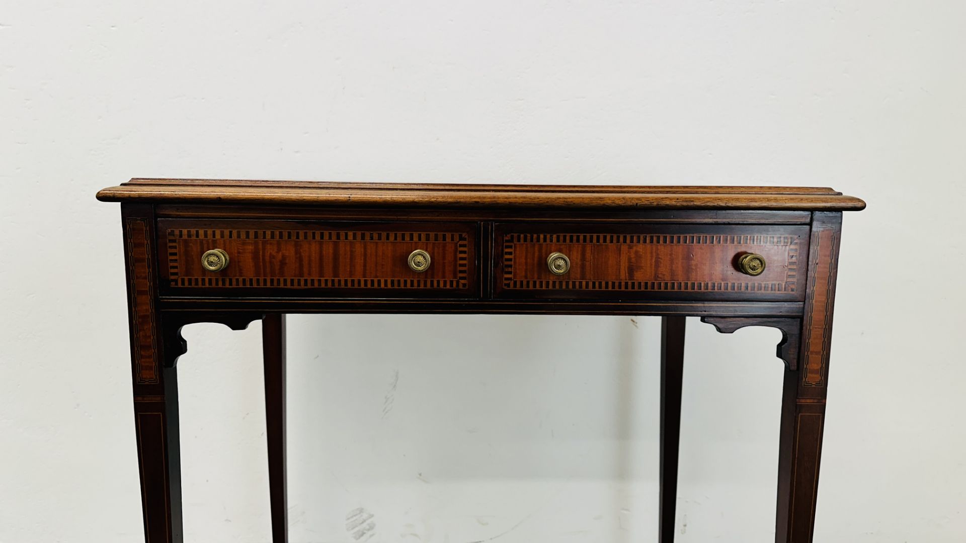 ANTIQUE MAHOGANY & INLAID 2 DRAWER WRITING TABLE WITH BRASS DETAILED HANDLES STANDING ON CASTERS, - Image 4 of 11
