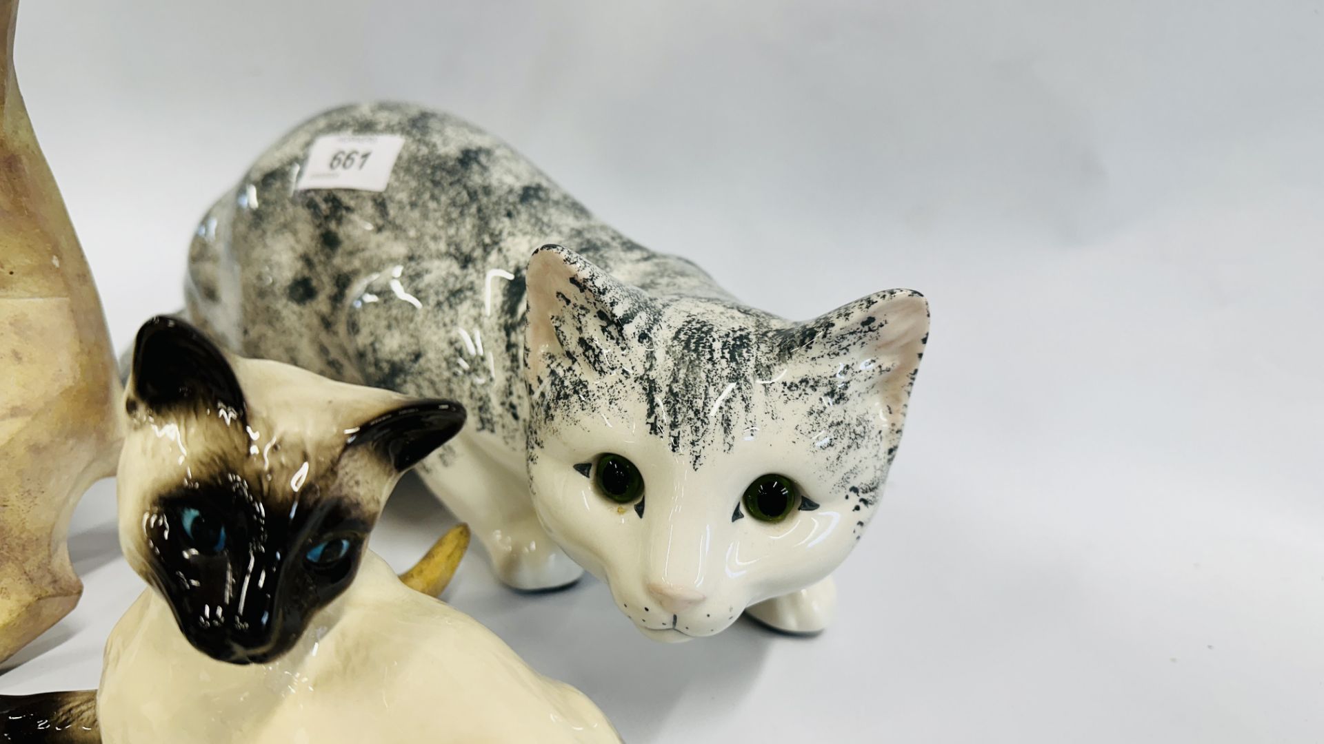 A GROUP OF 7 CAT FIGURES TO INCLUDE ROYAL DOULTON KITTENS AND CAT, STAFFORDSHIRE PRAYING CAT, - Bild 5 aus 12