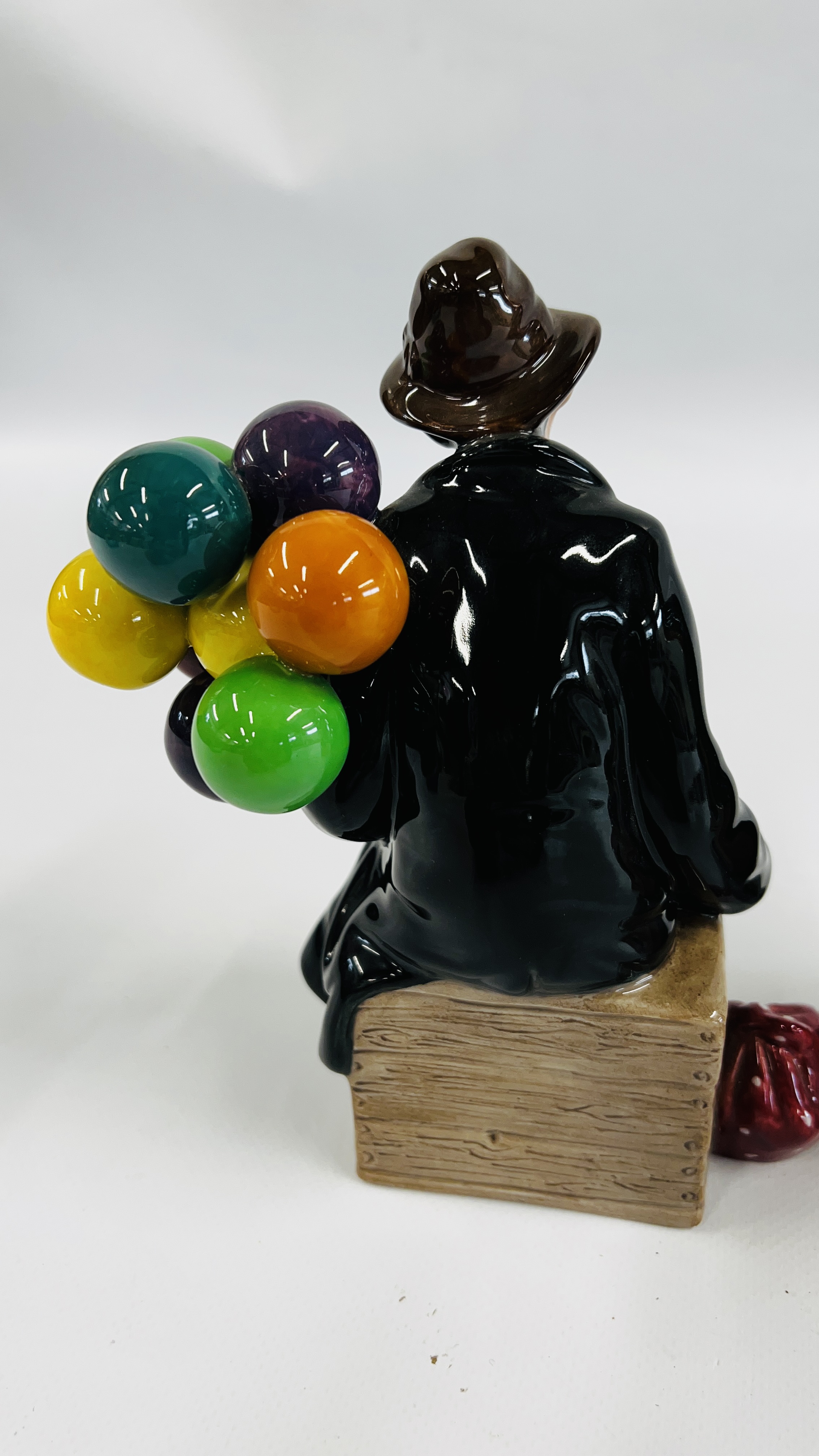 A GROUP OF 4 ROYAL DOULTON BALLOON SELLERS FIGURES INCLUDING THE BALLOON MAN, BALLOON BOY, - Image 9 of 13