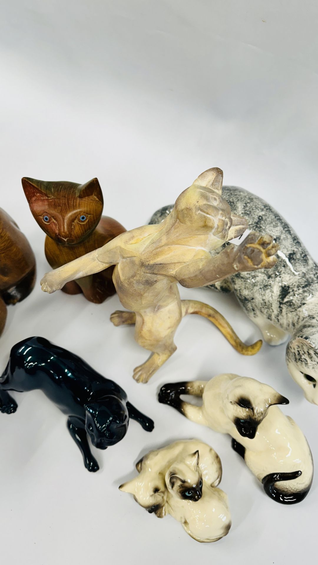 A GROUP OF 7 CAT FIGURES TO INCLUDE ROYAL DOULTON KITTENS AND CAT, STAFFORDSHIRE PRAYING CAT, - Image 6 of 12