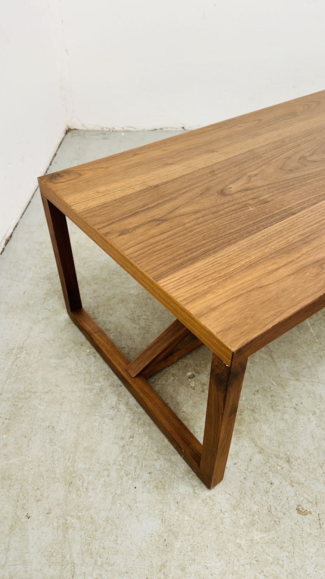 A MODERN STRUT COFFEE TABLE H 35CM X D 51CM X L 137CM. - Image 3 of 7