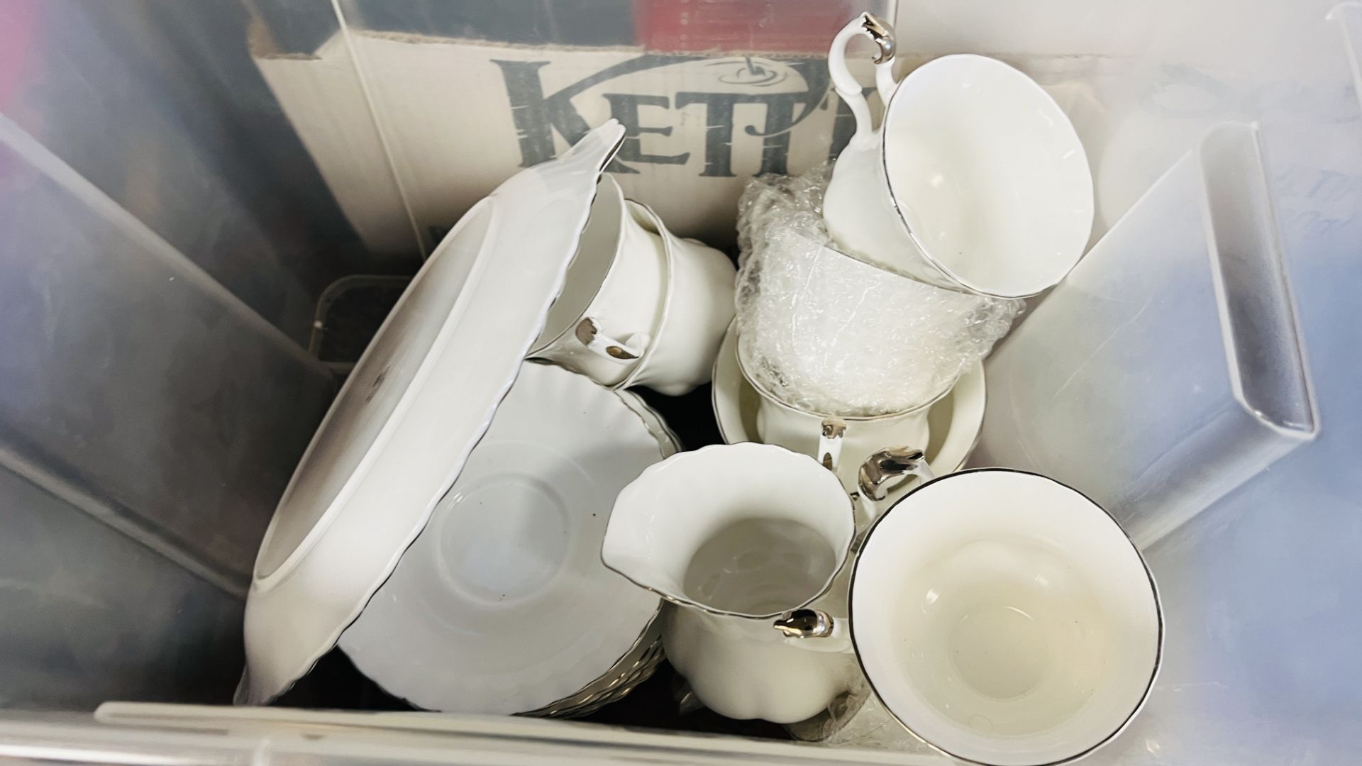 10 BOXES OF MIXED AS CLEARED HOUSEHOLD SUNDRIES TO INCLUDE ROYAL DOULTON TEA AND DINNERWARE, - Image 6 of 16