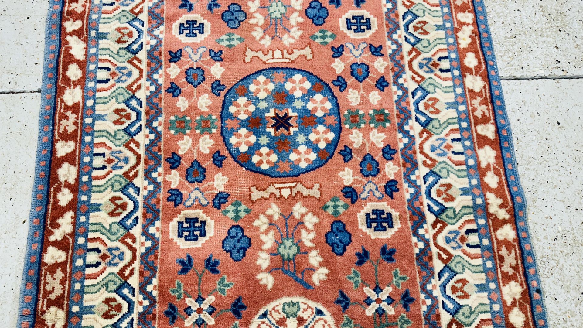 A BLUE / PINK DESIGN EASTERN RUG, 180 X 96CM. - Image 3 of 5