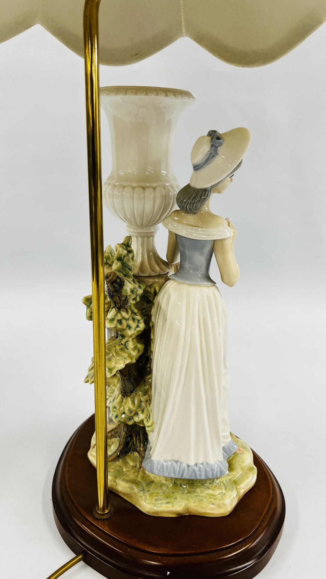 A LARGE LLADRO STYLE FIGURED TABLE LAMP, OVERALL HEIGHT 80CM - SOLD AS SEEN. - Bild 9 aus 10