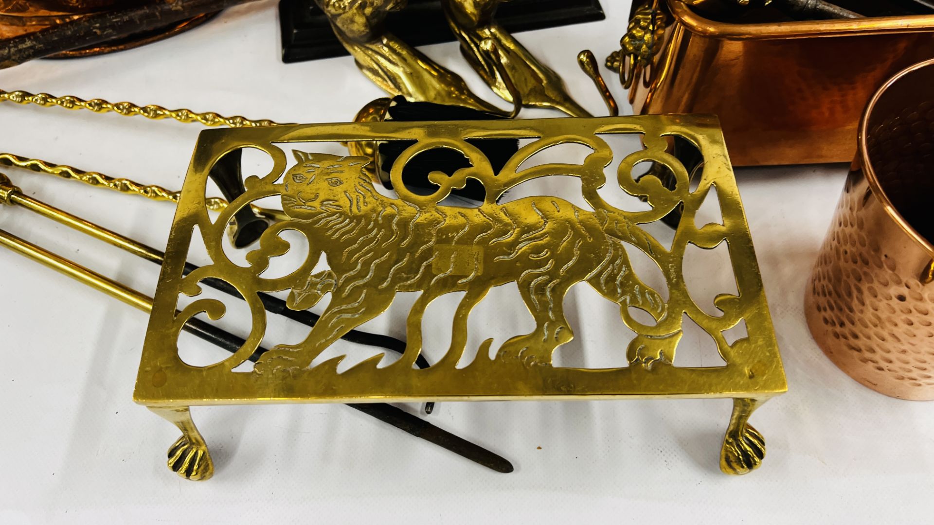 AN EXTENSIVE COLLECTION OF BRASS, COPPER AND METALWARE TO INCLUDE BRASS HORSE DOOR STOP, - Image 2 of 9