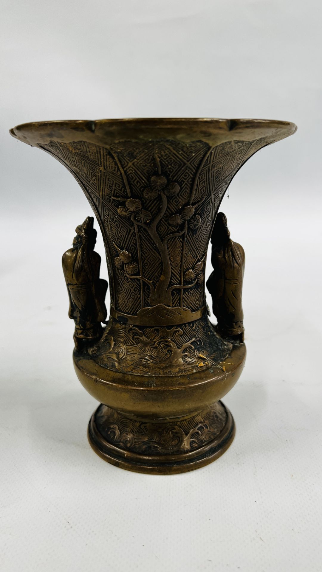 AN ANTIQUE TRUMPET SHAPED CHINESE QING BRONZE VASE WITH APPLIED FIGURES, H 16CM. - Image 9 of 13