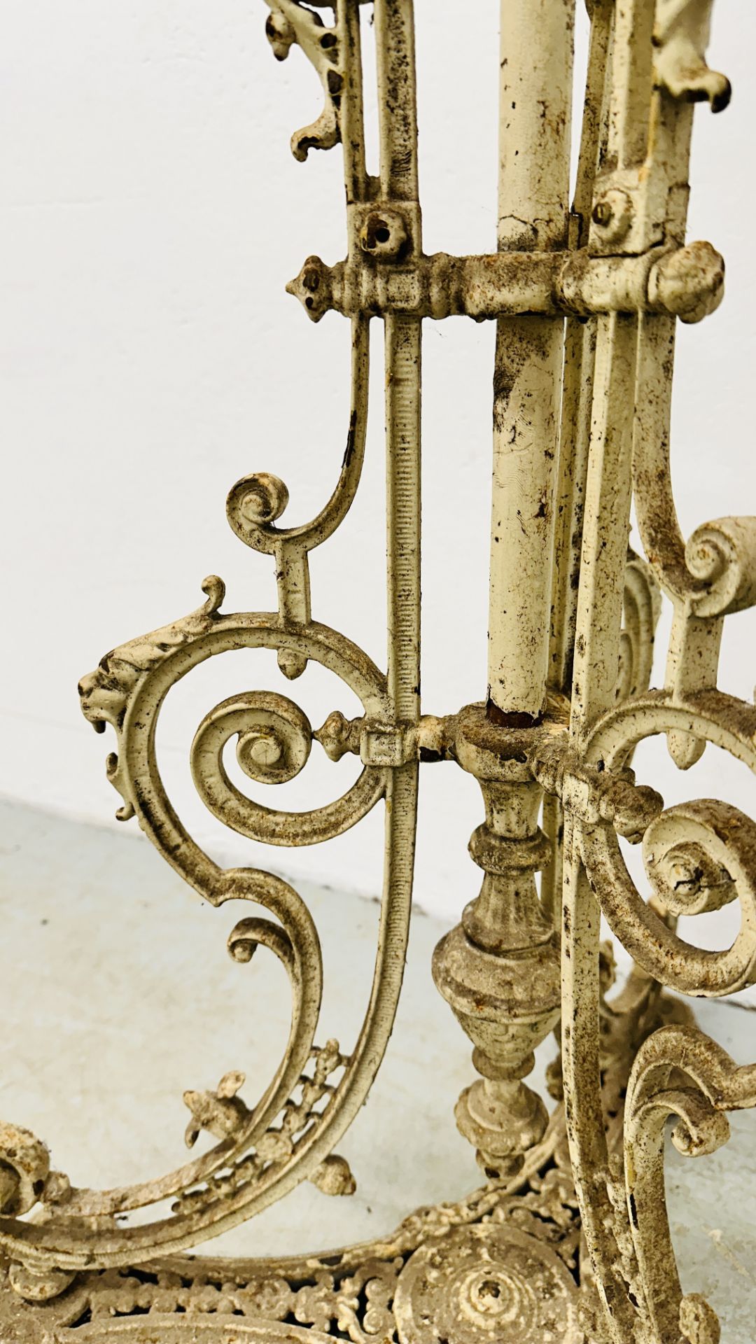 HIGHLY DECORATIVE CAST IRON LAMP STANDARD FOR RESTORATION. - Image 6 of 7