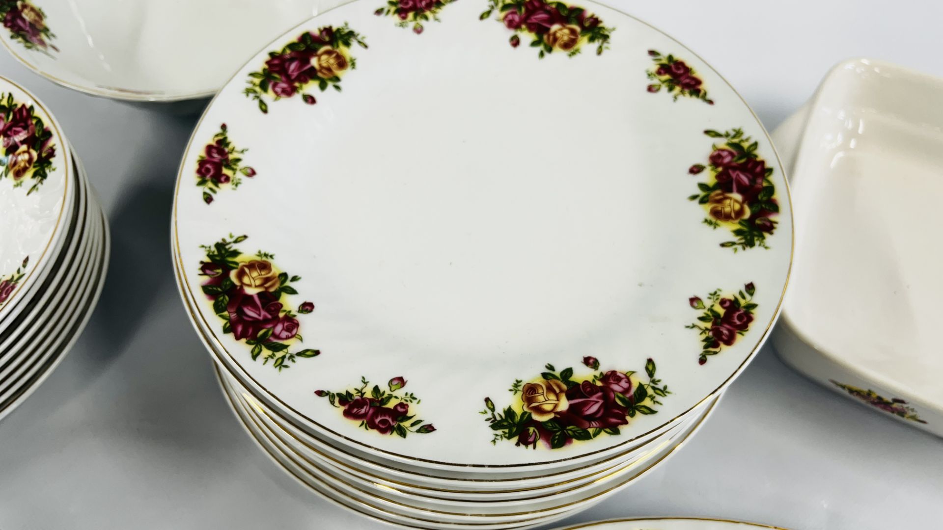 APPROXIMATELY 23 PIECES OF ROYAL NORFOLK COUNTRY ROSES DINNER + TEA WARE. - Image 5 of 9