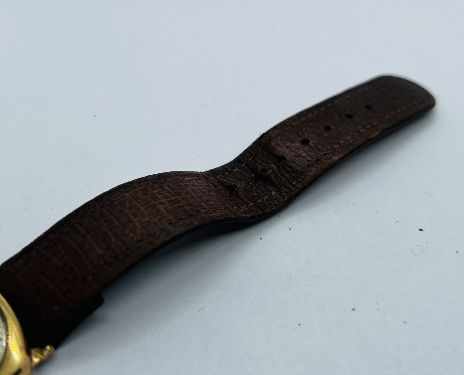 A VINTAGE 9CT GOLD CASED WRIST WATCH MARKED HERBERT ....... LTD MAGNO LUX ON A BROWN LEATHER STRAP. - Image 7 of 7