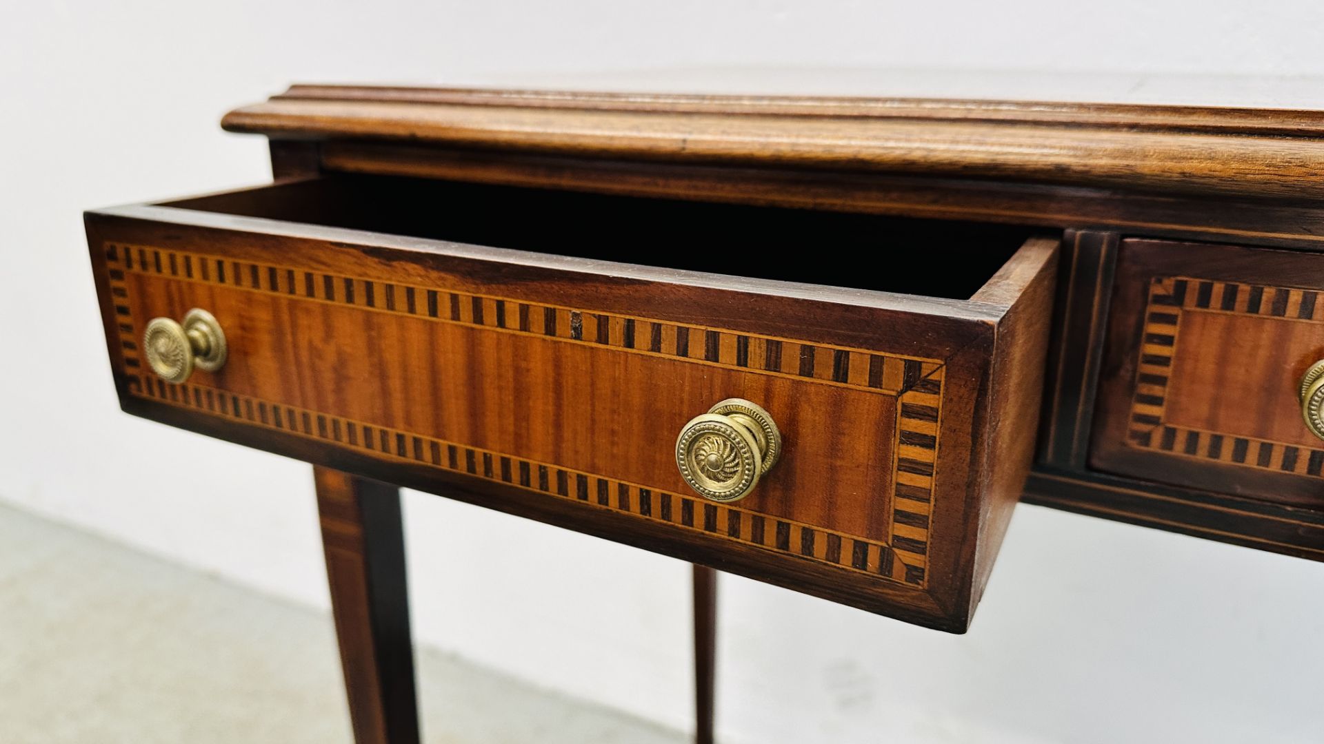 ANTIQUE MAHOGANY & INLAID 2 DRAWER WRITING TABLE WITH BRASS DETAILED HANDLES STANDING ON CASTERS, - Image 9 of 11