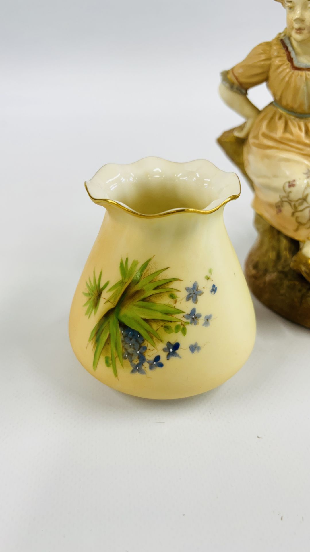 FOUR PIECES OF ROYAL WORCESTER TO INCLUDE SMALL BALUSTER VASE WITH SAILING DESIGN DECORATED BY R. - Image 8 of 15