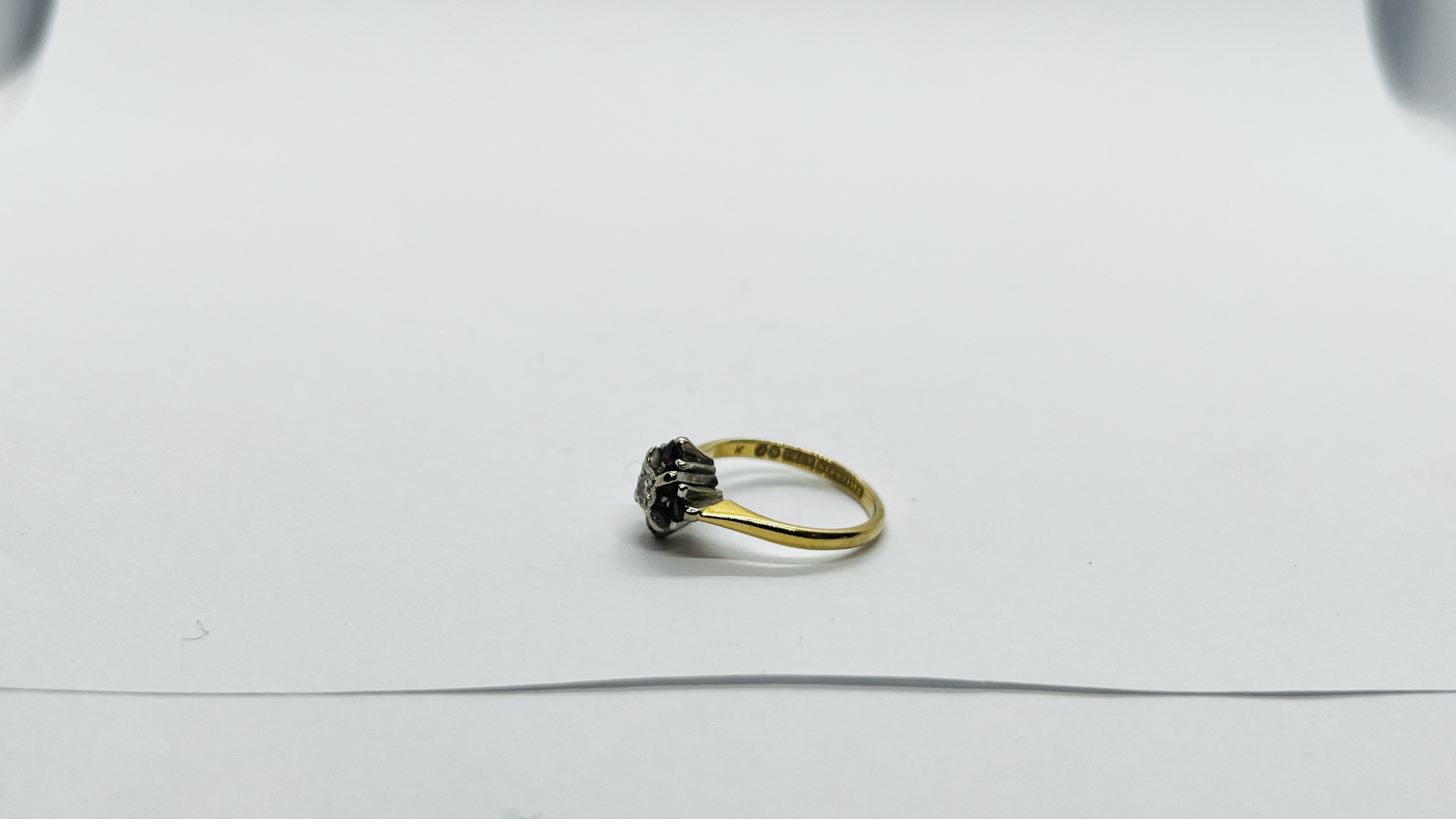 AN ELEGANT 18CT GOLD DIAMOND & RUBY SET RING. - Image 3 of 5