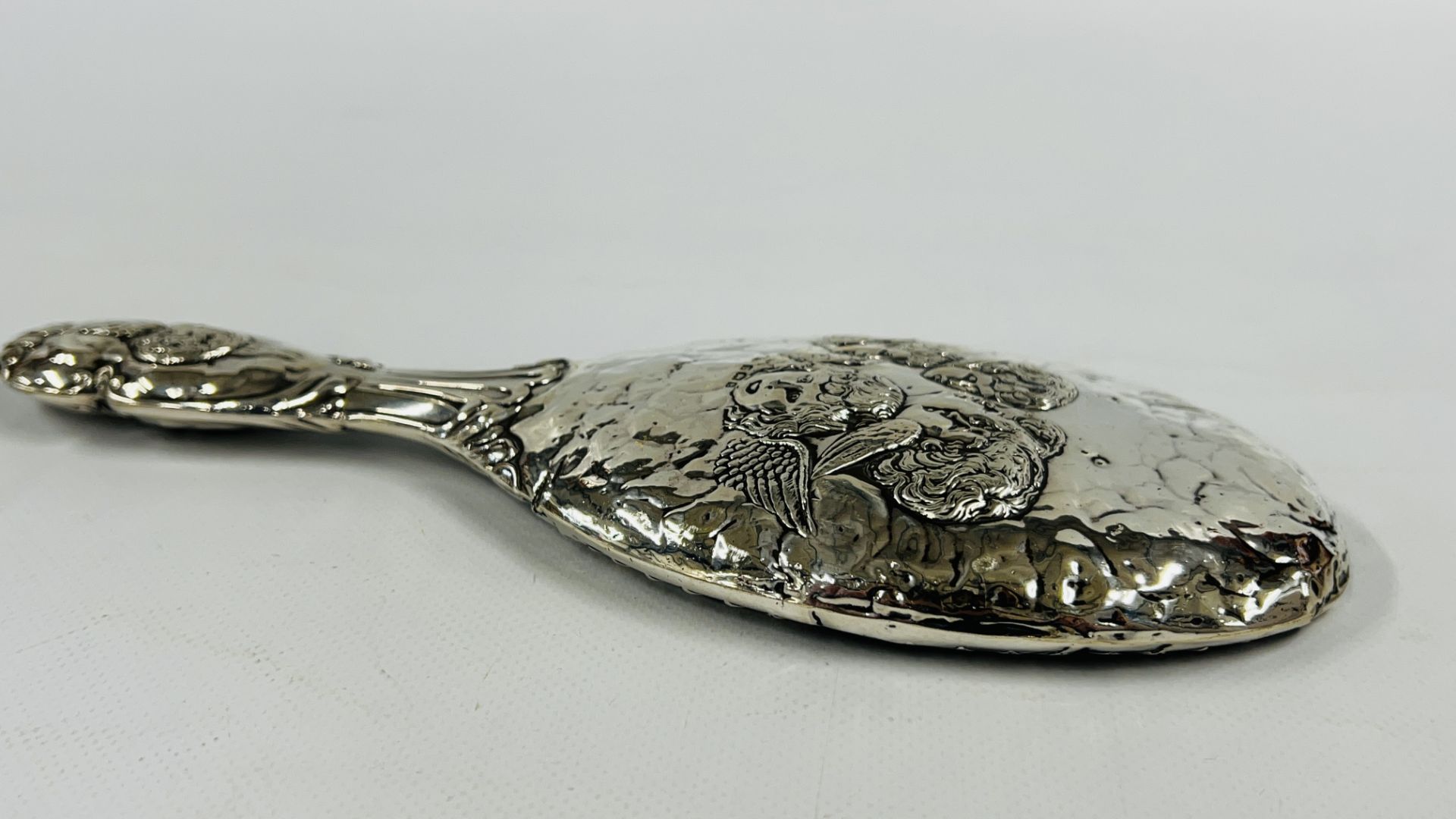 A SILVER MOUNTED DRESSING MIRROR & BUTTON HOOOK DEPICTING ANGELS, BIRMINGHAM ASSAY. - Image 5 of 11