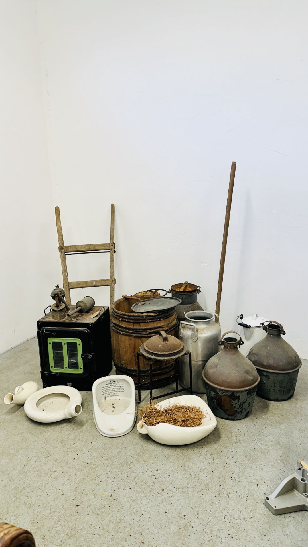 A COLLECTION OF VINTAGE BYGONES TO INCLUDE SACK BARROW, WILLOW BOUND BARREL, VALOR No112 FIELD OVEN,