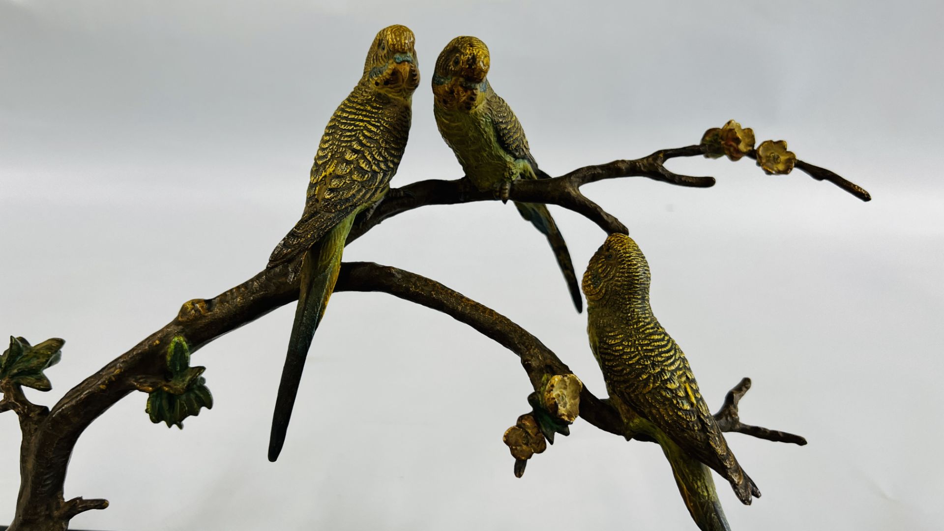 COLD PAINTED BRONZE STUDY OF THREE BUDGERIGARS ON A BLOSSOM BRANCH ON A HARD STONE BASE - L 33CM X - Bild 3 aus 8