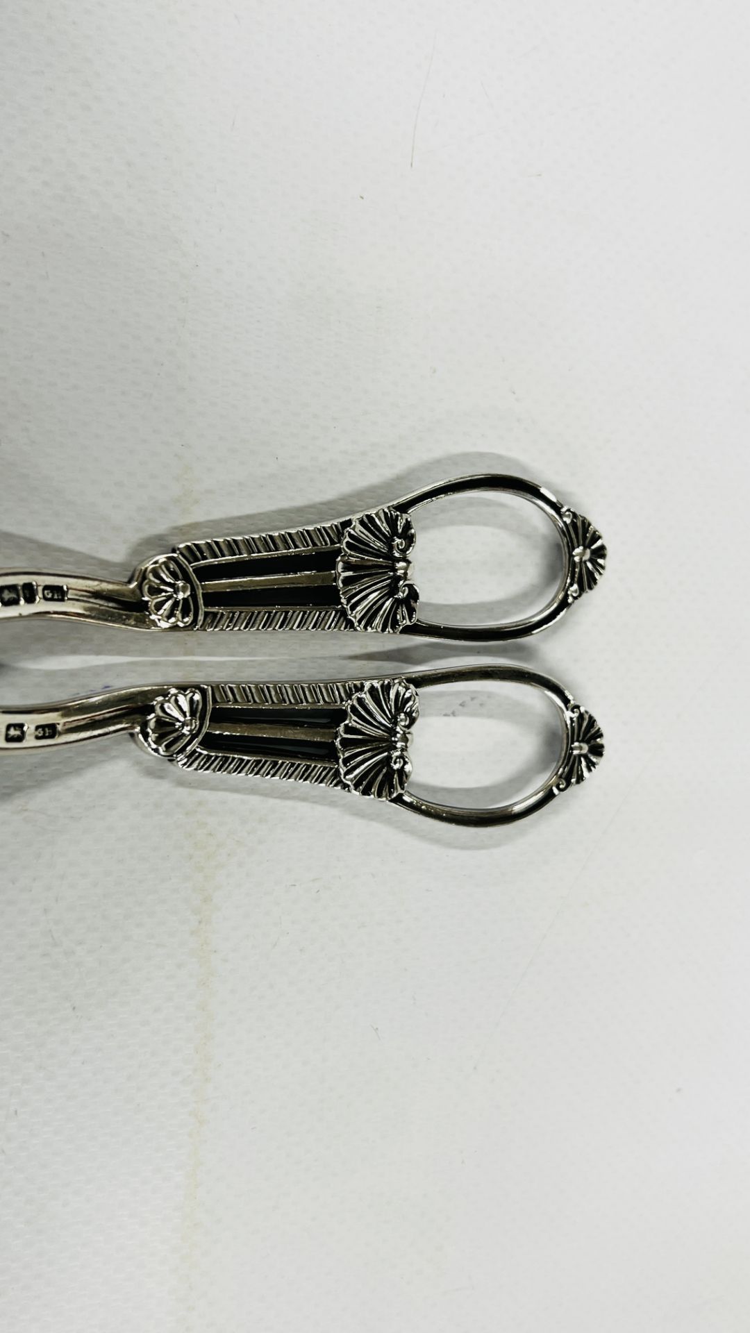 A PAIR OF ORNATE SILVER GRAPE SCISSORS SHEFFIELD ASSAY MAKER G.H. - Image 8 of 9