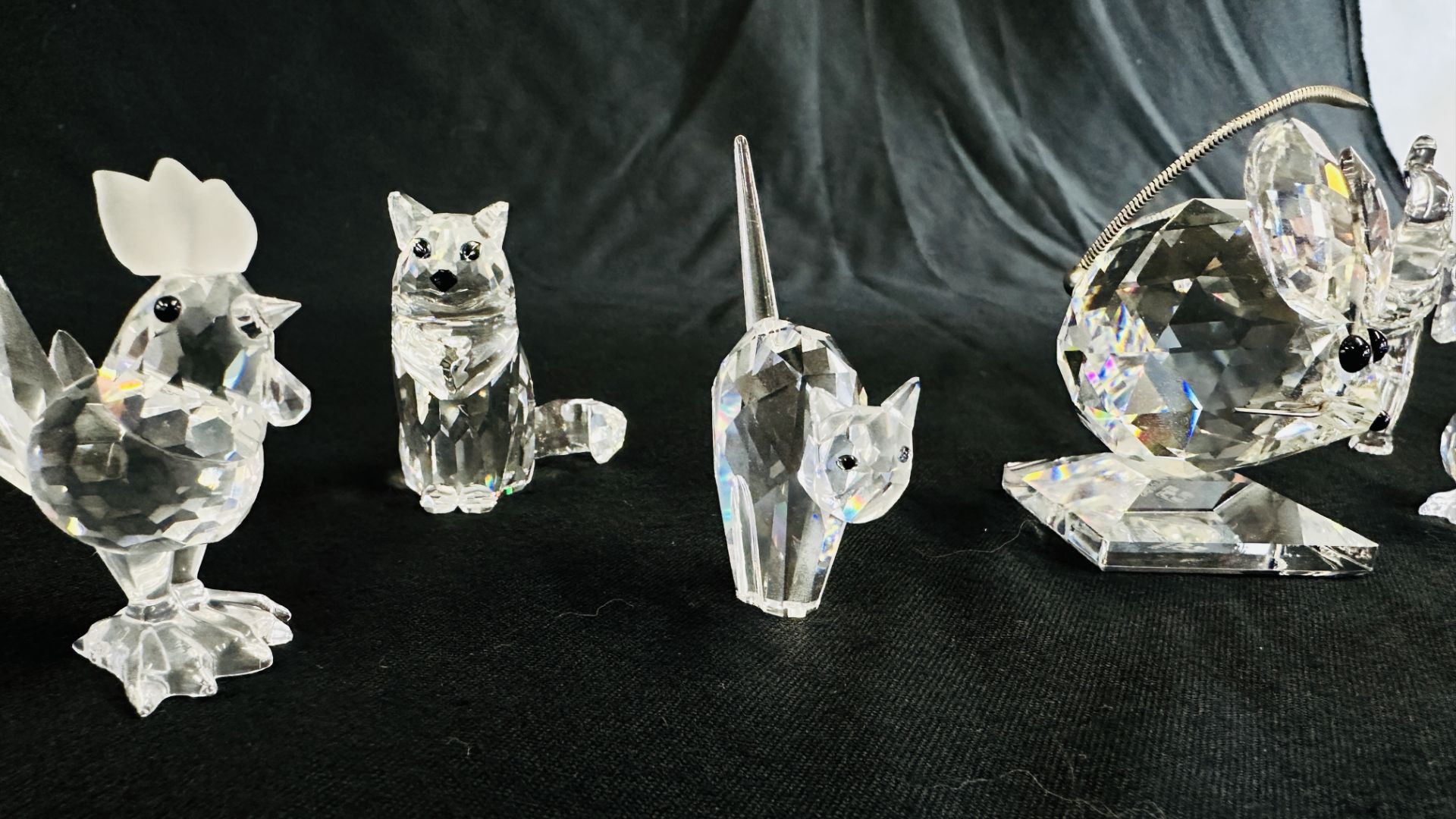 GRUOP OF 7 SWAROVSKI CABINET COLLECTIBLE ORNAMENTS TO INCLUDE MINI HEN (7675), TOM CAT (198241), - Bild 4 aus 12