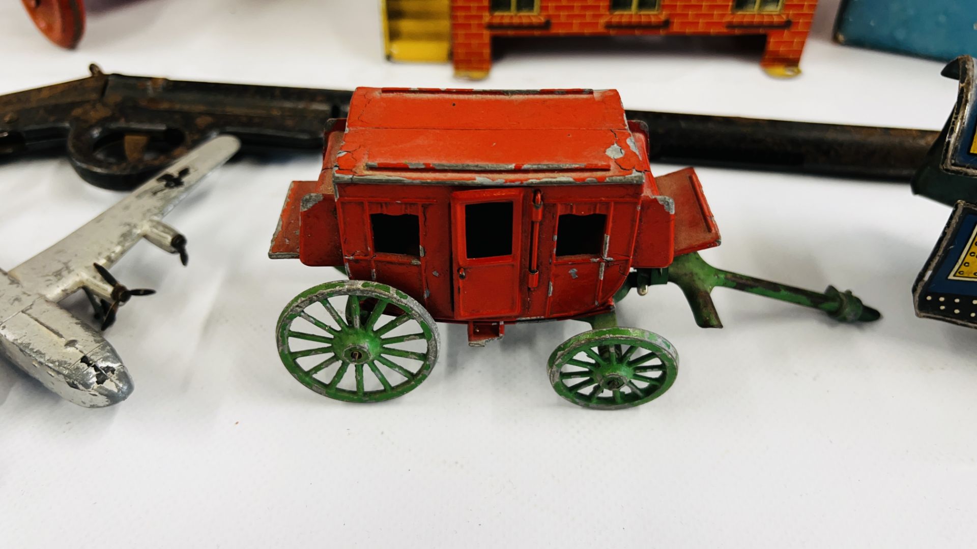 7 VINTAGE TOYS TO INCLUDE TIN PLATE, HORNBY SIGNAL CABIN WITH ORIGINAL BOX, CRANE, - Image 3 of 11