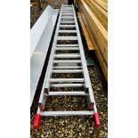 A HEAVY DUTY ALUMINIUM 13 RUNG TRIPLE EXTENSION LADDER. THIS LOT IS SUBJECT TO VAT ON HAMMER PRICE.