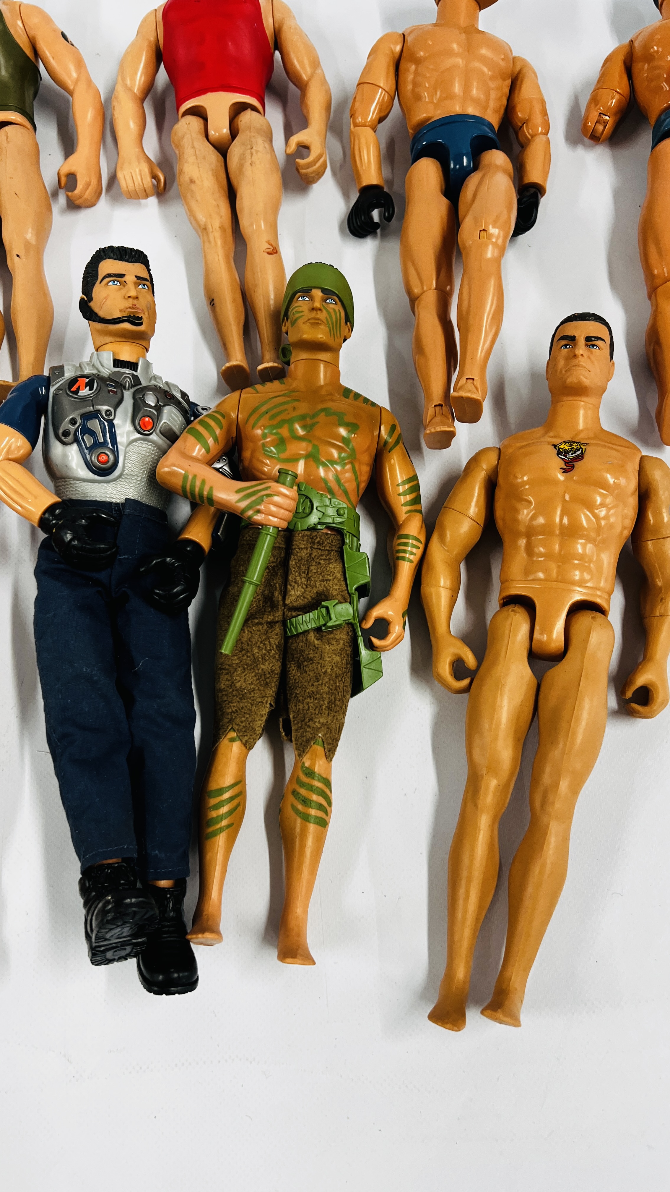 A BOX CONTAINING A GROUP OF 15 ASSORTED ACTION MAN FIGURES IN VARIOUS OUTFITS. - Image 2 of 5