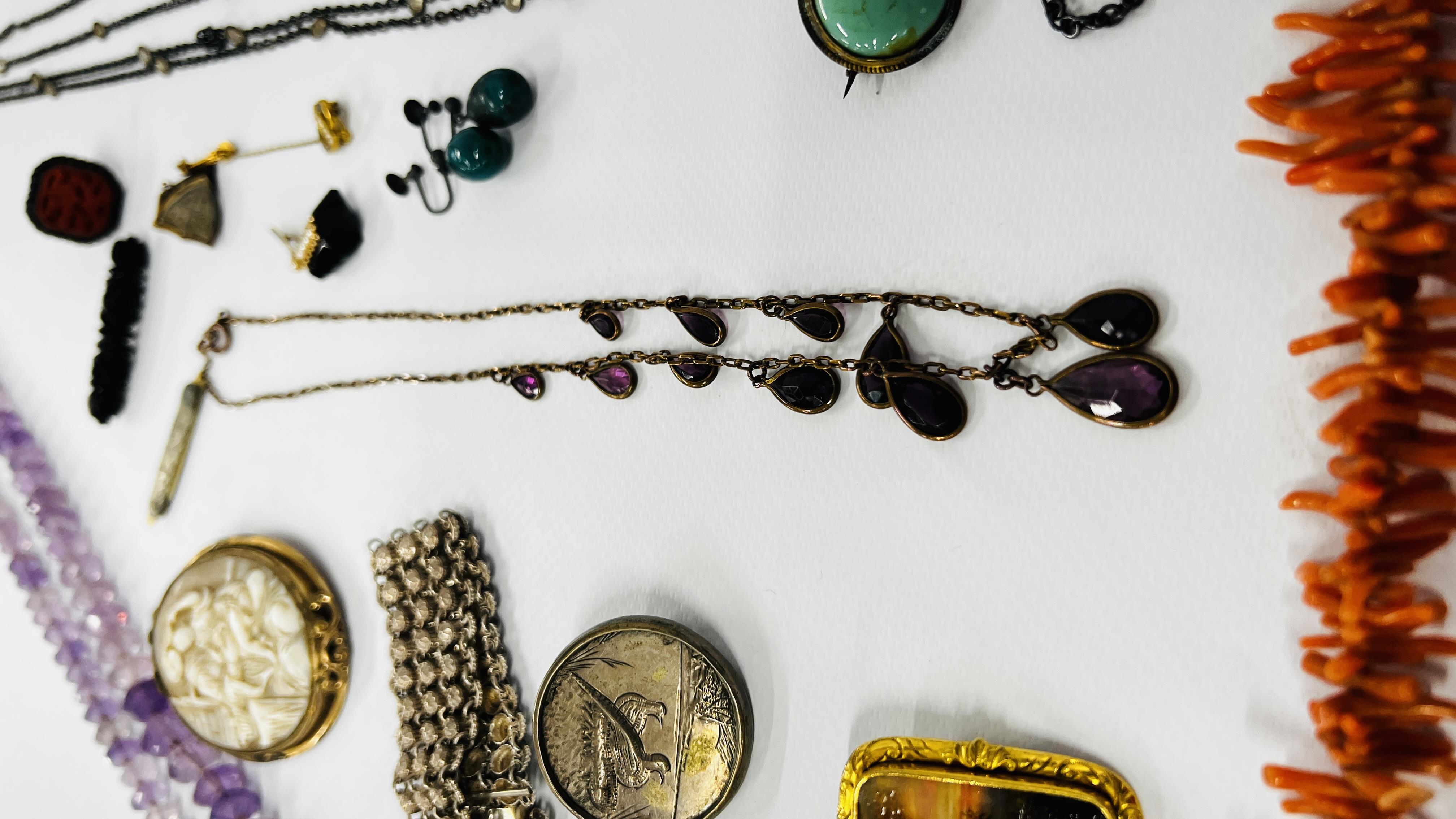 A TRAY OF VICTORIAN AND LATER JEWELLERY TO INCLUDE CORAL AND AMETHYST NECKLACES, AGATE LOCKET, - Image 8 of 15