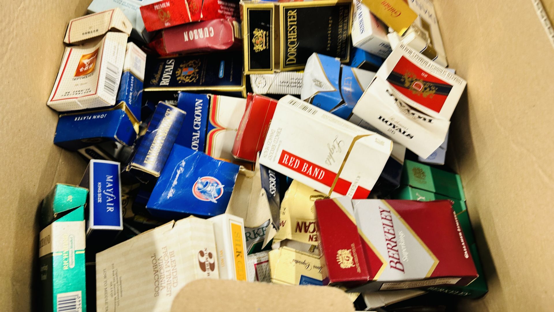 2 X BOXES CONTAINING AN EXTENSIVE COLLECTION OF ASSORTED EMPTY CIGARETTE BOXES TO INCLUDE EXAMPLES - Image 2 of 5