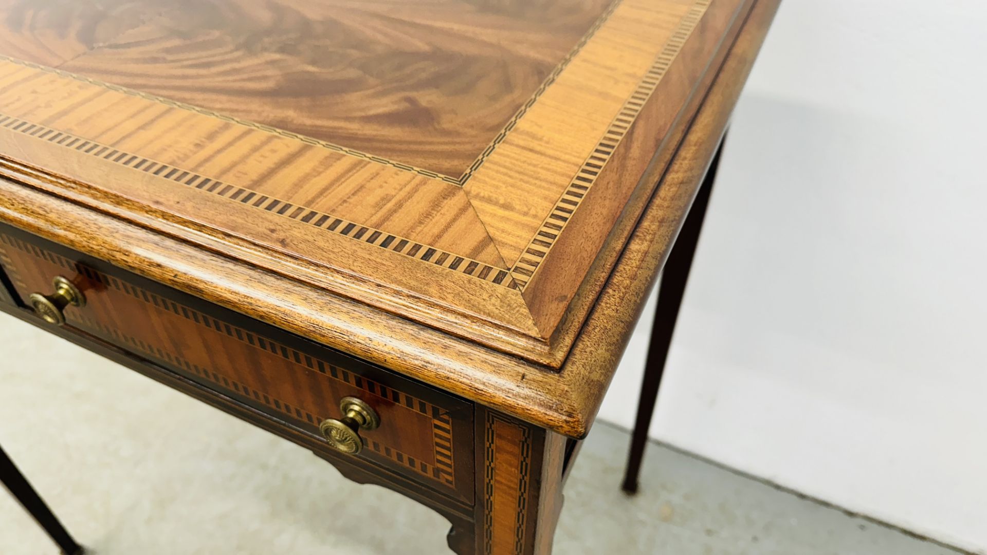 ANTIQUE MAHOGANY & INLAID 2 DRAWER WRITING TABLE WITH BRASS DETAILED HANDLES STANDING ON CASTERS, - Image 7 of 11