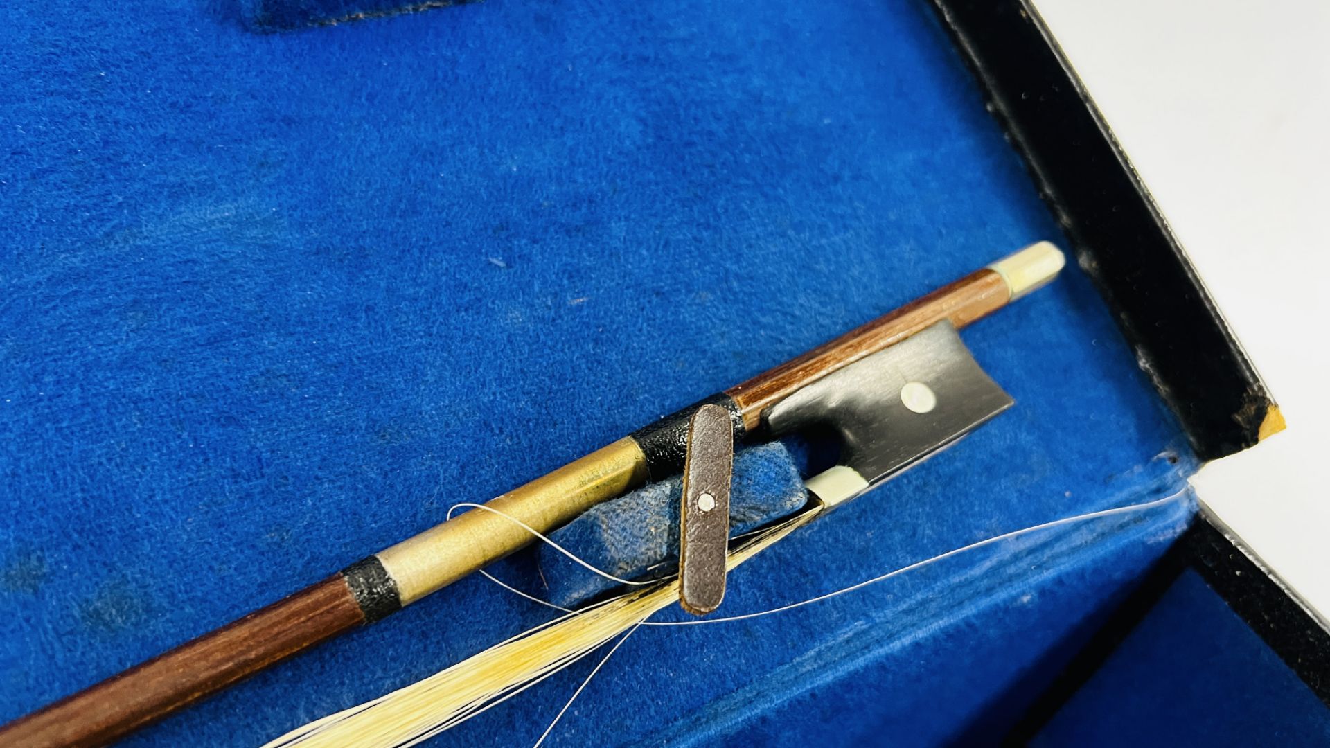 A VINTAGE VIOLIN AND BOW WITH MOTHER OF PEARL DETAIL A/F IN A RUSHWORTH AND DRAPER MUSICAL - Image 7 of 8