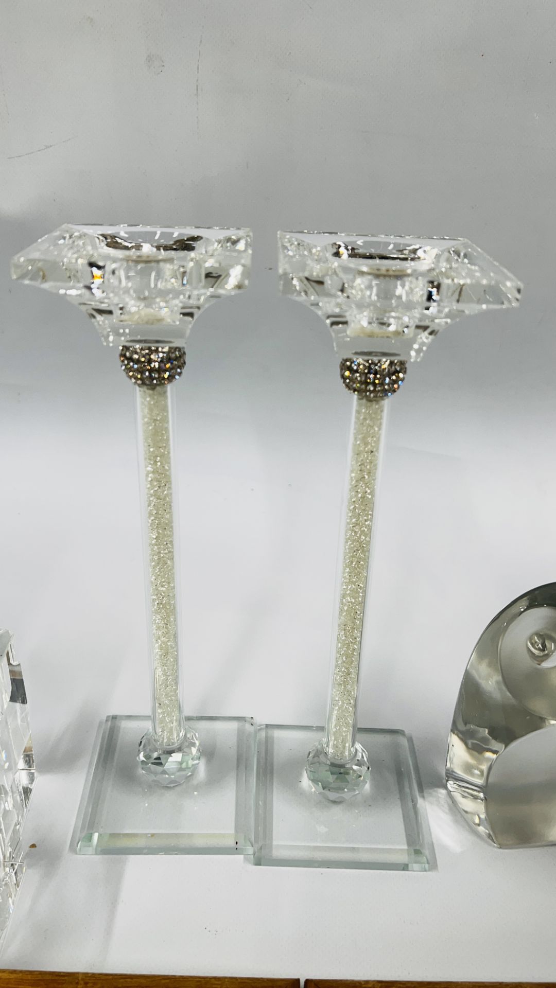 A GROUP OF DECORATIVE EFFECTS TO INCLUDE TWO GLASS OWLS, PAIR OF CRYSTAL GLASS CANDLESTICKS, - Image 7 of 8