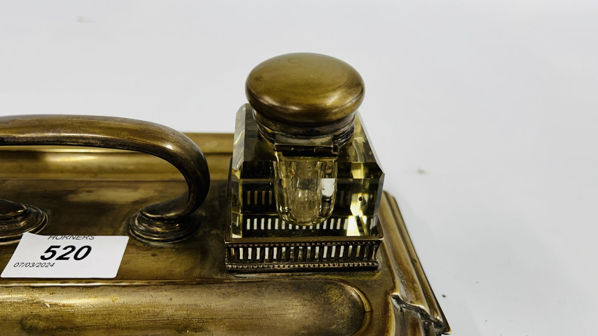 A VINTAGE PLATED DOUBLE INK STAND ON BUN FEET. - Image 3 of 5