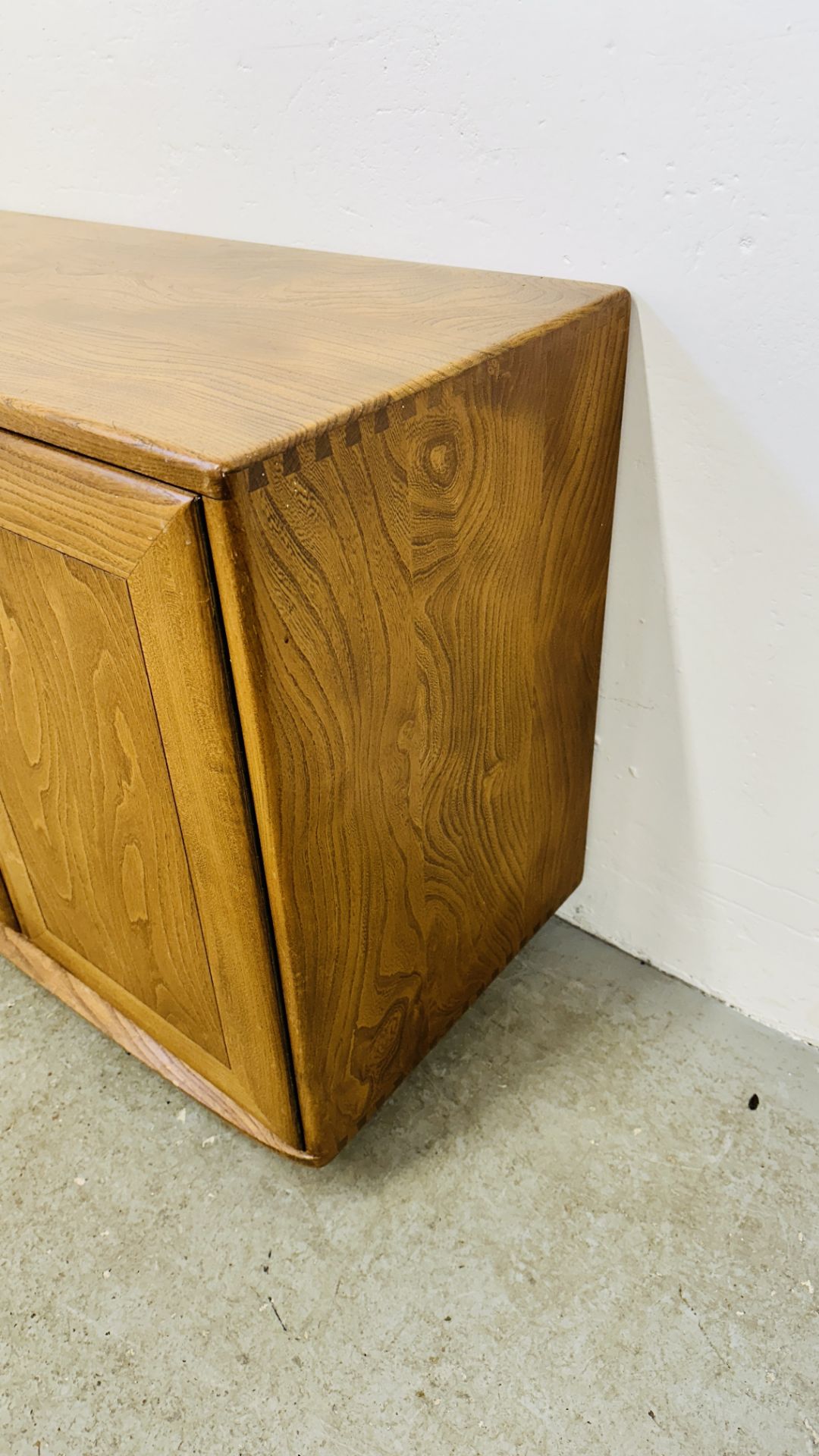 ERCOL WINDSOR SIDEBOARD COMPRISING OF 2 DOOR CUPBOARD ABOVE SINGLE DRAWER AND SINGLE CUPBOARD TO - Image 3 of 11