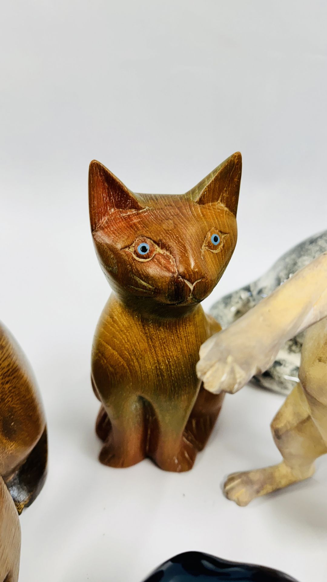 A GROUP OF 7 CAT FIGURES TO INCLUDE ROYAL DOULTON KITTENS AND CAT, STAFFORDSHIRE PRAYING CAT, - Image 7 of 12