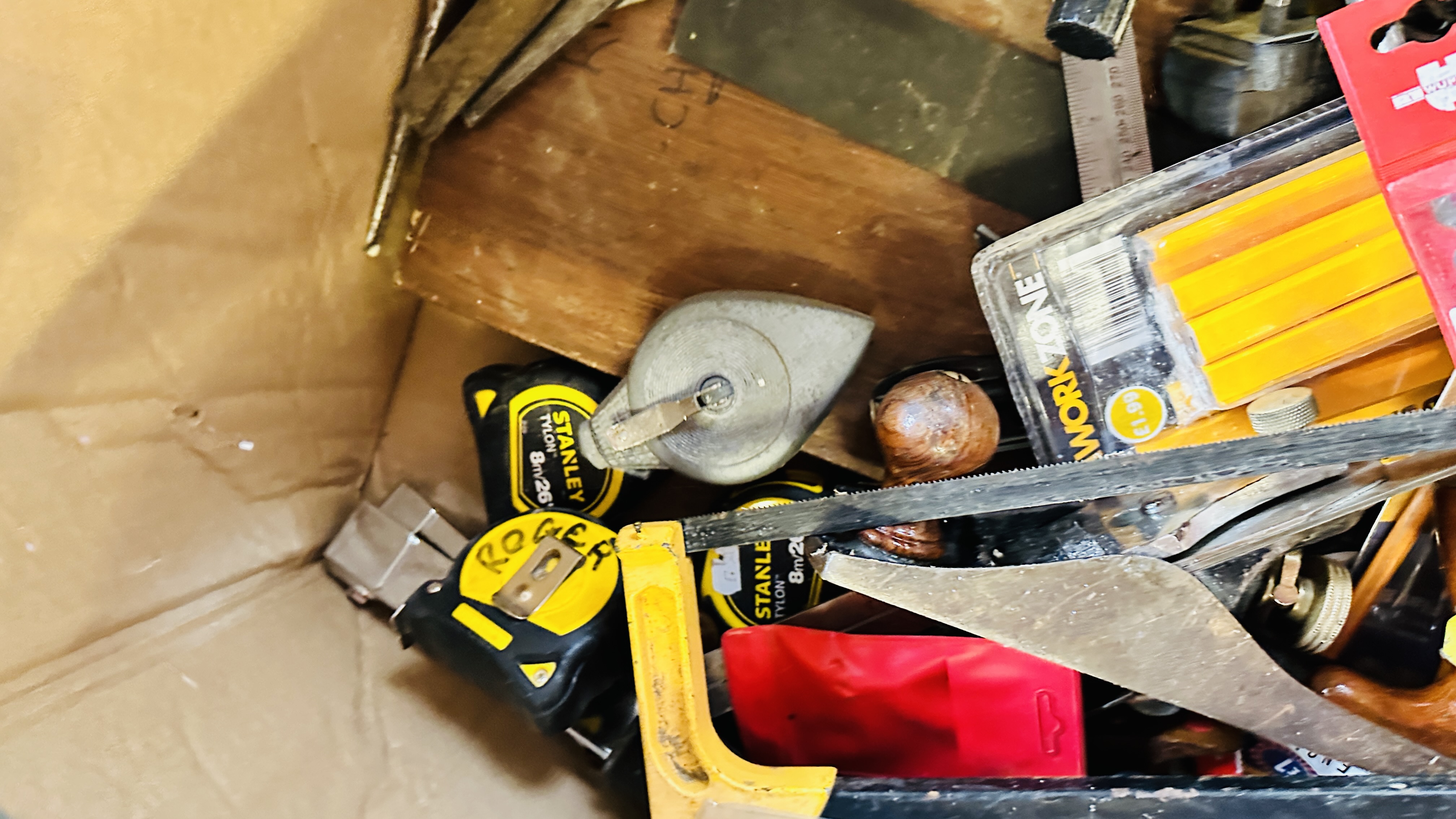 A BOX CONTAINING ASSORTED HAND AND WORKSHOP TOOLS TO INCLUDE SOCKET SET, HAND SAWS, EXTENSION LEAD, - Image 10 of 14