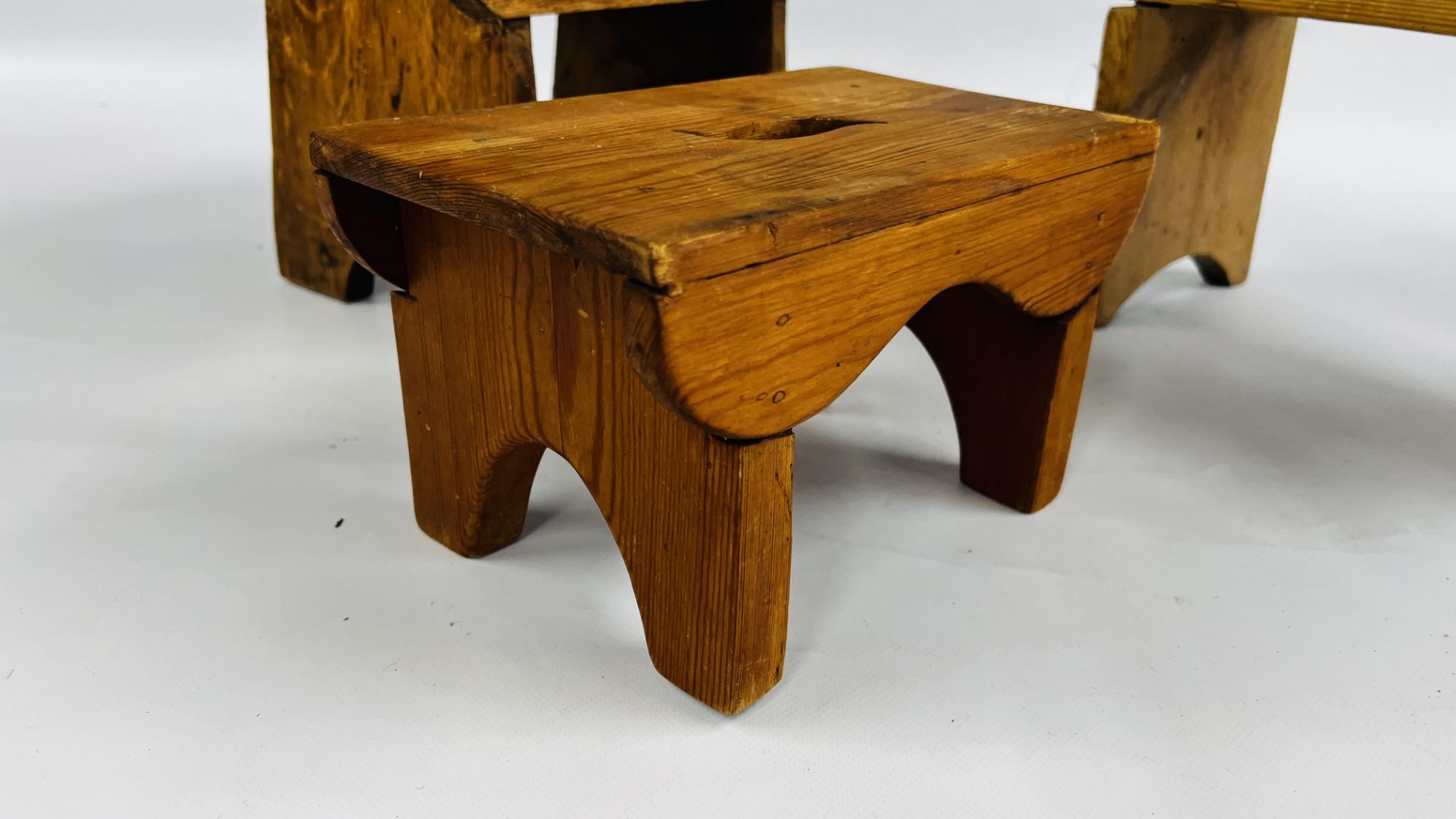 A GROUP OF 3 VINTAGE LOW/MILKING STOOLS TO INCLUDE A SOLID OAK EXAMPLE (VARIOUS SIZES). - Image 6 of 10