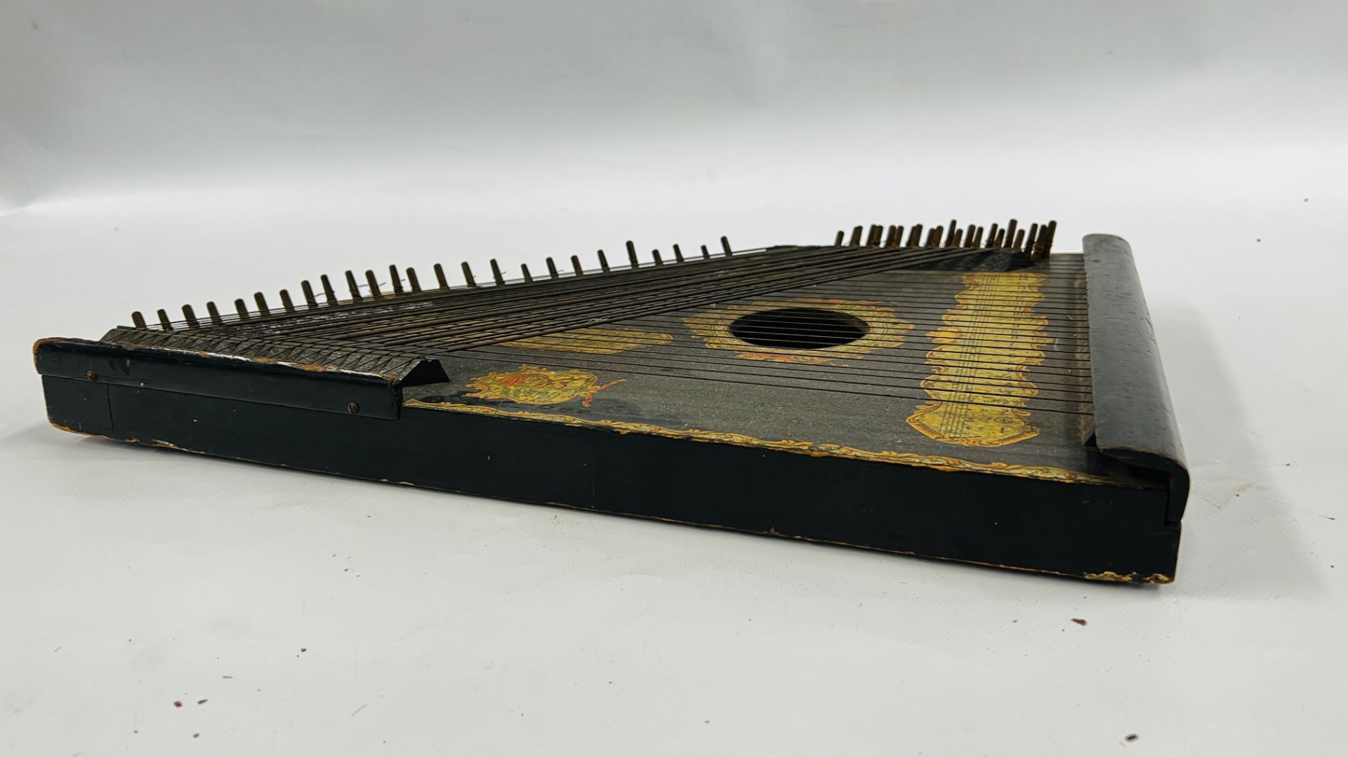 A VINTAGE "THE ANGLO AMERICAN LION ZITHER" MANUFACTURED BY THE ANGLO AMERICAN ZITHER Co NEW YORK - Image 9 of 13