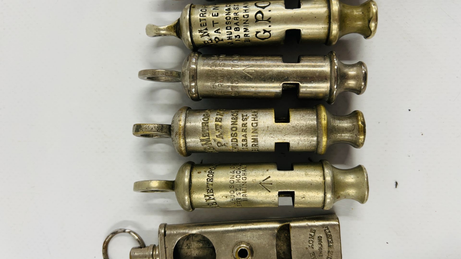 A COLLECTION OF 8 VINTAGE WHISTLES TO INCLUDE MILITARY, GPO & ACME EXAMPLES. - Bild 3 aus 5