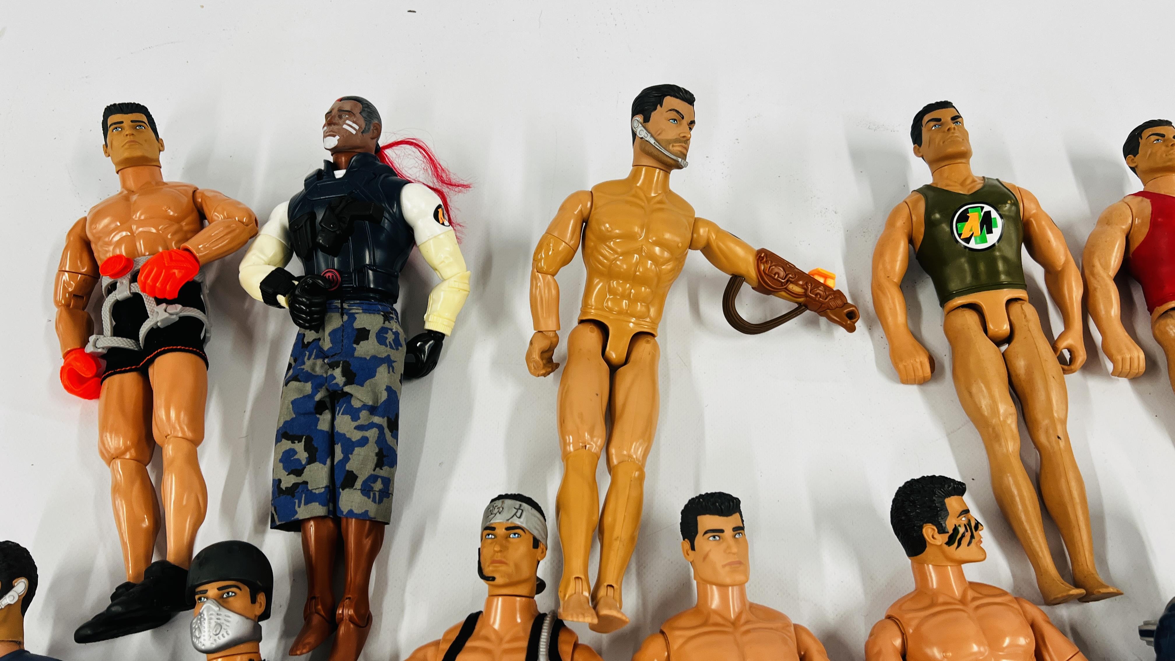 A BOX CONTAINING A GROUP OF 15 ASSORTED ACTION MAN FIGURES IN VARIOUS OUTFITS. - Image 5 of 5